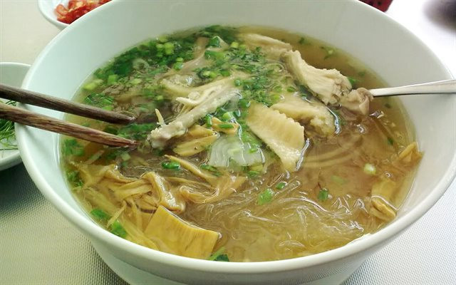 Canh măng miến của người Hà Nội thường có miến, mộc nhĩ, chân giò lợn, nấm hương, hành hoa...