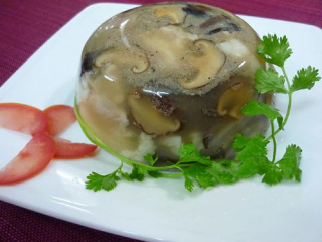 Thịt đông được xem là món dành riêng cho tiết trời se lạnh những ngày cuối đông đầu xuân của Hà Nội. Phần thịt đông trong suốt như tượng trưng cho một khởi đầu của sự tinh khôi, trong trẻo, mang lại may mắn cả năm.