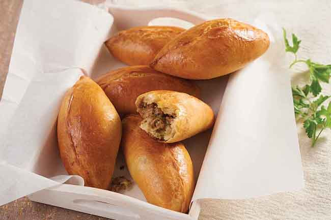 Pirozhki ở Nga: Pirozhki là một loại bánh mì nhồi nhân của Nga, Bêlarut và Ucraina. Pirozhki được bán ở khắp đường phố Nga với phần nhân có thể là thịt, cá, trứng cho đến rau củ, trái cây.