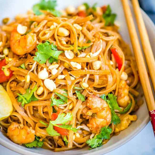Pad thai (phở xào thập cẩm) ở Thái Lan: Món này gồm mì xào được chế biến từ đậu phụ, trứng, nước mắm, tôm khô, tỏi, bột me, đường cọ và ớt ăn cùng với chanh và đậu phộng rang giã nhỏ (thành phần có thể thay đổi). Pad thai được coi món ăn đường phố phổ biến ở Thái Lan.