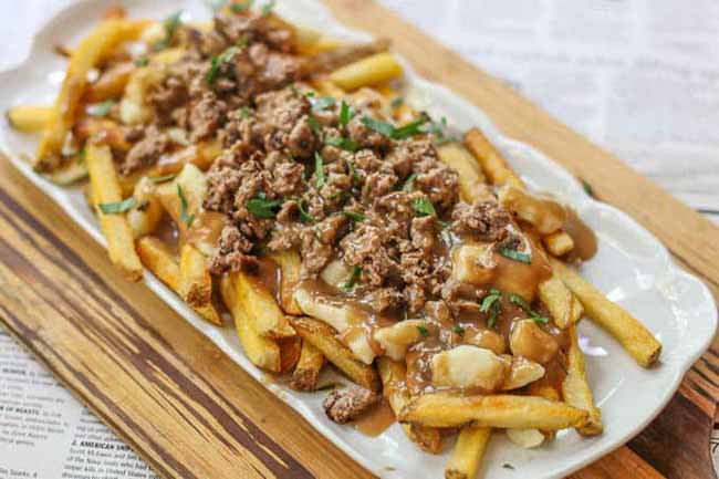 Poutine ở Canada: Đây là một món ăn của Canada có nguồn gốc từ tỉnh Québec và nó được làm bằng khoai tây chiên, sữa đông phô mai ăn cùng nước thịt. Poutine có nguồn gốc ở khu vực Center-du-Québec vào cuối những năm 1950. Một số nhà hàng từ khu vực này tự nhận đã sáng tạo món ăn Poutine.