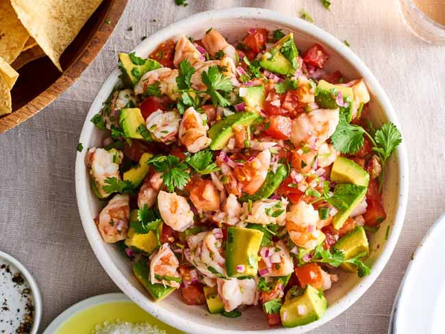 Ceviche ở Peru: Công thức truyền thống của Ceviche gồm những miếng cá sống được ướp trong nước cốt chanh tươi hoặc nước cam, hành tây thái lát, ớt, muối và hạt tiêu.