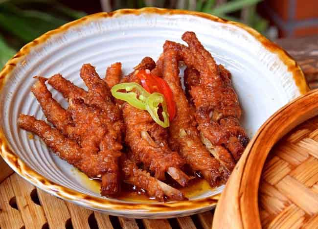 Chân gà ở Trung Quốc: Người Trung Quốc rất thích ăn chân gà. Họ tin rằng món này tốt cho sức khỏe và giảm lãng phí. Chân gà thường được chế biến với ớt ngâm hoặc nước sốt thịt nướng bằng cách chiên, xào hay luộc, hấp. Bạn có thể thưởng thức món ăn này trên khắp các đường phố của Trung Quốc.