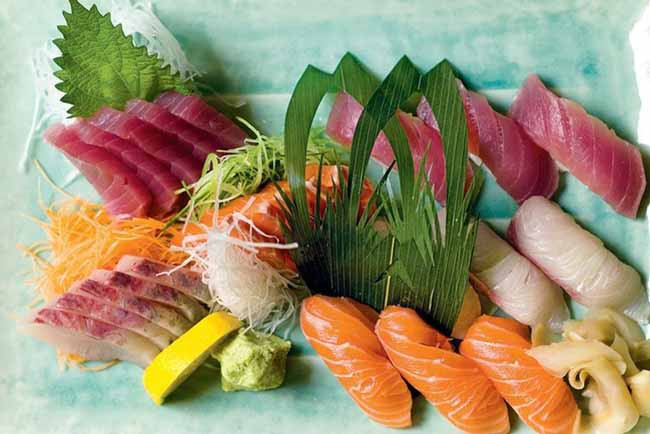 Sashimi tại Nhật Bản: Món này rất nổi tiếng trên thế giới. Tuy nhiên, bạn chỉ có thể thưởng thức nó ngon nhất là ở đất nước mặt trời mọc. Sashimi là món ăn được chế biến từ hải sản sống, đa số là cá. Họ thường cắt cá sống thành từng miếng nhỏ rồi trang trí sao cho bắt mắt. Những nguyên liệu chính của sashimi thường là cá hồi, cá ngừ, cá nóc (fugu), mực và tôm.