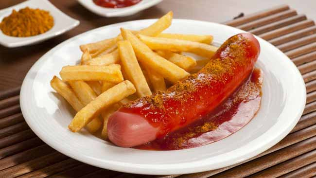 Currywurst ở Đức: Món ăn này ra đời vào năm 1949 tại Berlin. Đầu bếp Herta Heuwer quyết định trộn bột cà chua và bột cà ri mà cô lấy được từ những người lính Anh ở Đức. Cô đổ hỗn hợp gia vị lên xúc xích heo nướng và bắt đầu bán nó trên đường phố.Ngày nay bạn có thể tìm thấy Currywurst ở hầu hết các thành phố của Đức.