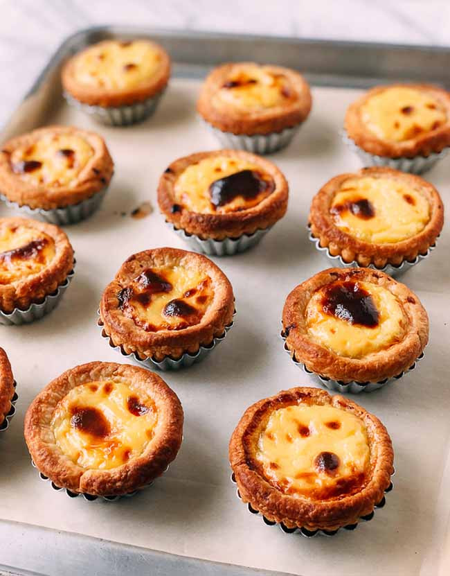 Pastel de nata ở Bồ Đào Nha: Pastel de nata được tạo ra bởi các nhà sư Công giáo trong thế kỷ 18. Vào thời điểm đó, một lượng lớn lòng trắng trứng được sử dụng trong các tu viện để làm sạch quần áo và lòng đỏ dư thừa được sử dụng làm bánh ngọt. Món bánh trứng có đường, bơ này hiện rất phổ biến ở Bồ Đào Nha.