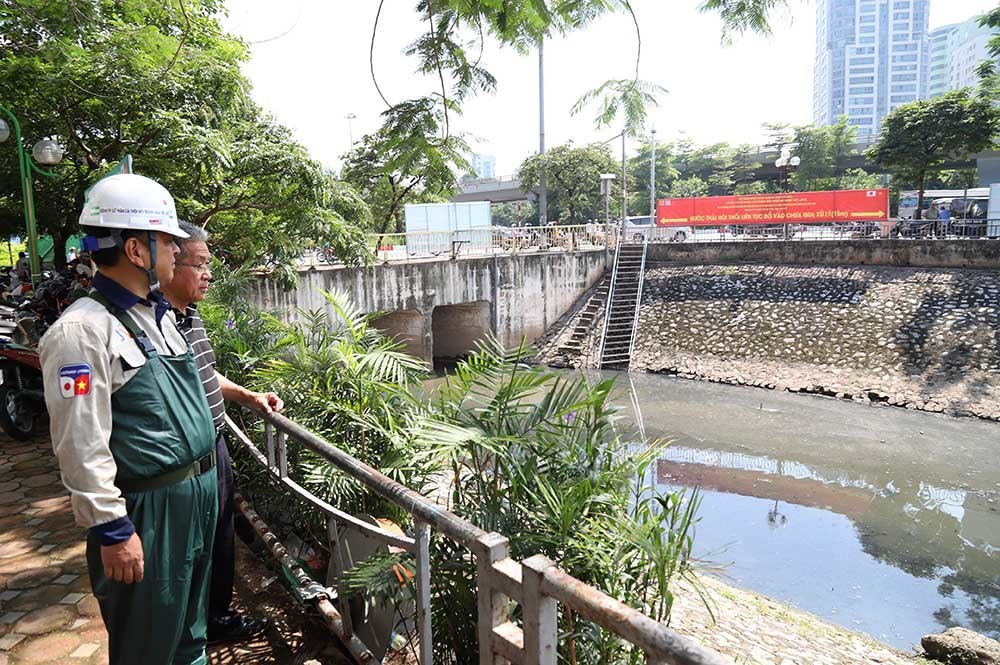 Giat ca nhua sau lung, tien si Nhat lam dieu ky la giua song To Lich