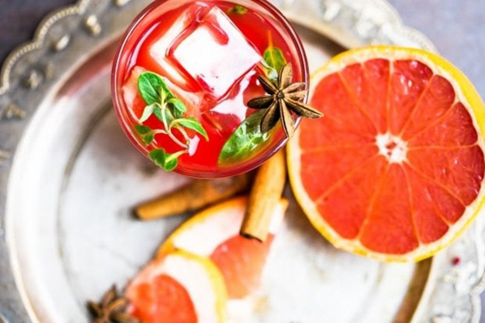 Nước ép bưởi: Nước ép bưởi là một nguồn cung cấp vitamin A, C và các chất chống oxy hóa cực mạnh cho cơ thể. Chính vì lý do đó, nước ép bưởi có thể chữa táo bón, hỗ trợ hệ tiêu hóa, bảo vệ da, giúp da không bị nám, đốm đen và nổi mụn. Một số nghiên cứu cũng chứng minh rằng, bưởi còn giúp ngăn ngừa một số bệnh ung thư trong đó có ung thư miệng và ung thư dạ dày…