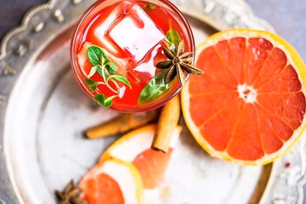 Nước ép bưởi: Nước ép bưởi là một nguồn cung cấp vitamin A, C và các chất chống oxy hóa cực mạnh cho cơ thể. Chính vì lý do đó, nước ép bưởi có thể chữa táo bón, hỗ trợ hệ tiêu hóa, bảo vệ da, giúp da không bị nám, đốm đen và nổi mụn. Một số nghiên cứu cũng chứng minh rằng, bưởi còn giúp ngăn ngừa một số bệnh ung thư trong đó có ung thư miệng và ung thư dạ dày…