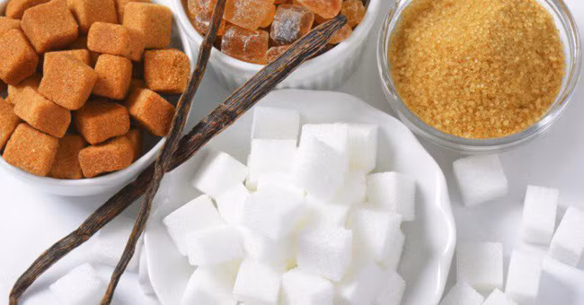 Ăn chất làm ngọt nhân tạo: Rất nhiều thực phẩm và đồ uống ngày nay có chứa nhiều chất làm ngọt nhân tạo và được cho là ít chất béo. Tuy nhiên, nhiều nghiên cứu đã chứng minh rằng các chất làm ngọt nhân tạo có thể không chỉ làm giảm tỷ lệ trao đổi chất đáng kể, mà còn có thể gây ra bệnh như tiểu đường, bệnh liên quan đến não…Ảnh: BS, Internet.