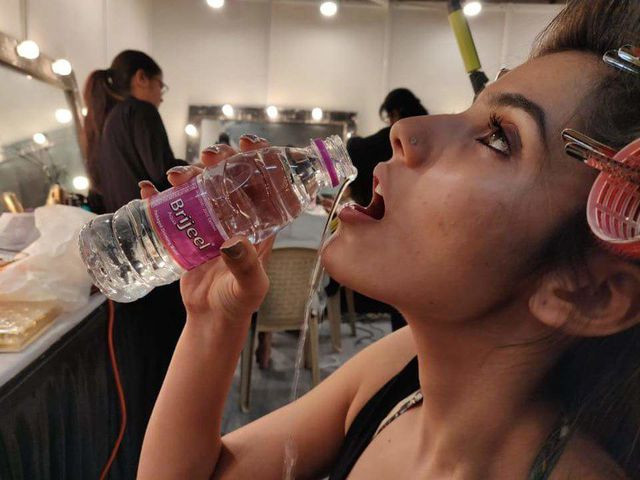 Cơ thể bị mất nước: Mọi quá trình diễn ra trong cơ thể chúng ta đều phụ thuộc vào nước. Nếu cơ thể bị mất nước, không bộ phận nào có thể hoạt động tốt được. Một nghiên cứu cho thấy uống nước khoảng 17 oz có thể làm tăng tỷ lệ trao đổi chất của bạn lên đến 30%.