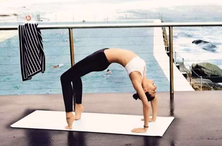 Yoga và Pilates là hai chiêu giữ dáng mà Miranda Kerr rất tâm đắc. Kerr rất thích tư thế Kundalini trong Yoga bởi nó giúp cô giữ thăng bằng, đánh thức năng lượng trong cơ thể.