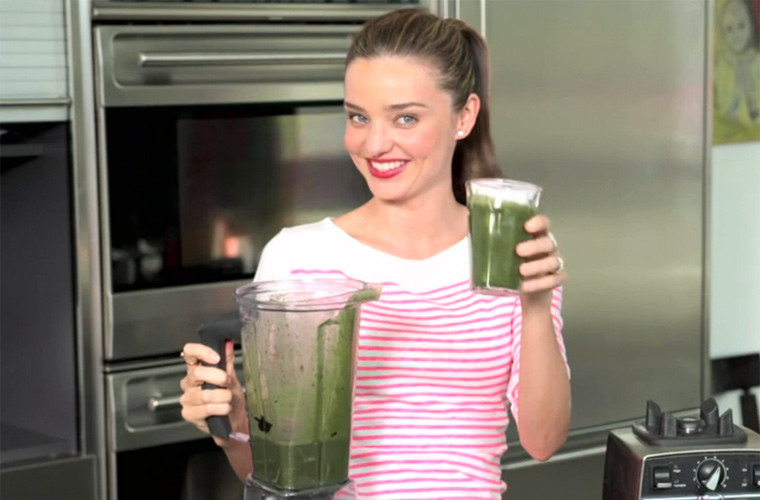 Buổi sáng, sau khi thức dậy, Miranda sẽ uống một ly nước chanh ấm để kích thích hệ tiêu hóa. Sau đó cô sẽ tắm dưới vòi hoa sen, rồi bôi kem dưỡng thể. Bữa sáng của người mẫu 31 tuổi sẽ không thể thiếu một cốc nước ép từ từ các loại rau như rau chân vịt, cải xoăn, dưa chuột, cần tây. Cô dùng trứng hoặc cháo bột yến mạch cho bữa sáng.