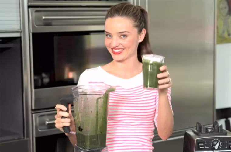 Buổi sáng, sau khi thức dậy, Miranda sẽ uống một ly nước chanh ấm để kích thích hệ tiêu hóa. Sau đó cô sẽ tắm dưới vòi hoa sen, rồi bôi kem dưỡng thể. Bữa sáng của người mẫu 31 tuổi sẽ không thể thiếu một cốc nước ép từ từ các loại rau như rau chân vịt, cải xoăn, dưa chuột, cần tây. Cô dùng trứng hoặc cháo bột yến mạch cho bữa sáng.