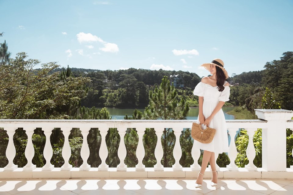 Tiểu Vy mặc đầm trắng trễ vai rất xinh.