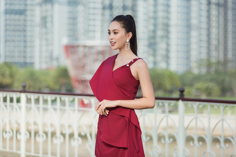 Hoa hậu Việt Nam 2018 xinh xắn và nổi bật trong chiếc váy đỏ.