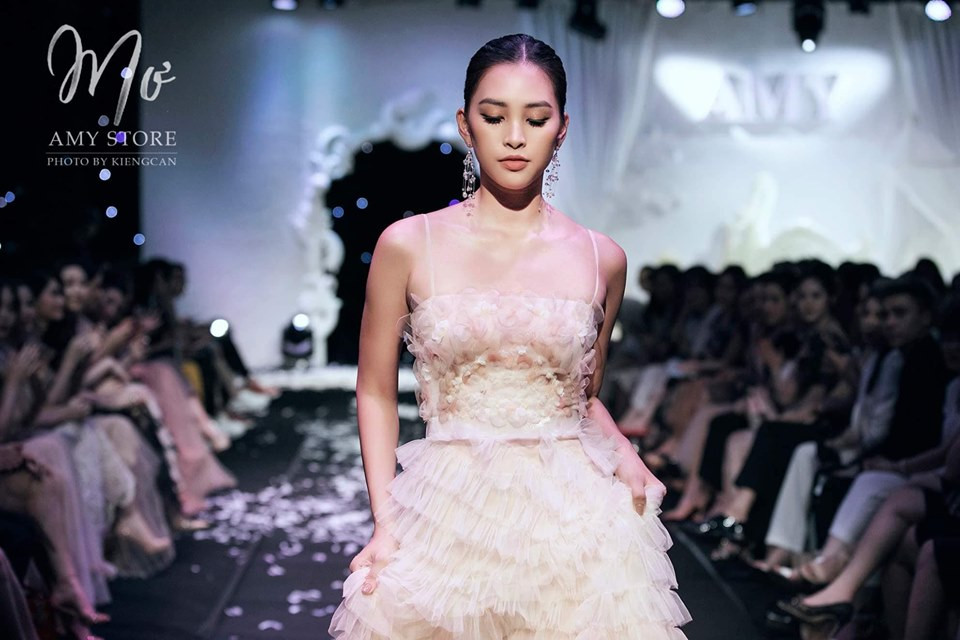 Tiểu Vy xinh như một nàng công chúa cổ tích với chiếc đầm hai dây được thiết kế tinh tế.