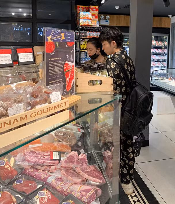 Gil Le - Hoang Thuy Linh bi soi dung chung 'mat ma tinh yeu'-Hinh-6