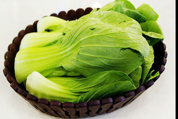 Chữa đầy bụng, khó tiêu: Cải thìa (cả cây) rửa sạch giã vắt lấy nước, hâm cho âm ấm, ngày uống 2 lần trước bữa ăn, mỗi lần 30ml. Dùng liền 3 - 5 ngày.