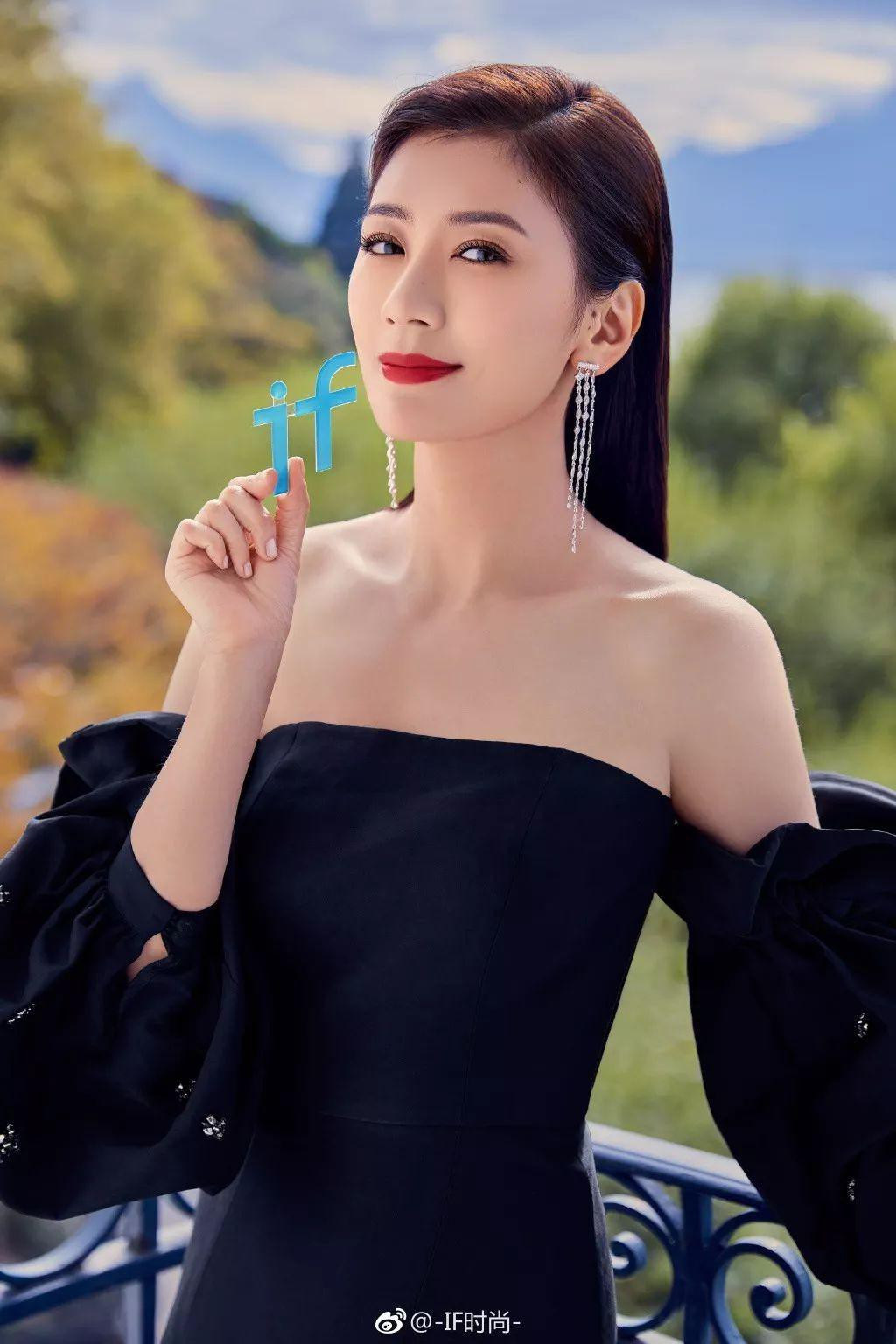 Đối với Giả Tịnh Văn, vẻ đẹp trẻ trung dường như có thể đạt được một cách rất tự nhiên và dễ dàng.