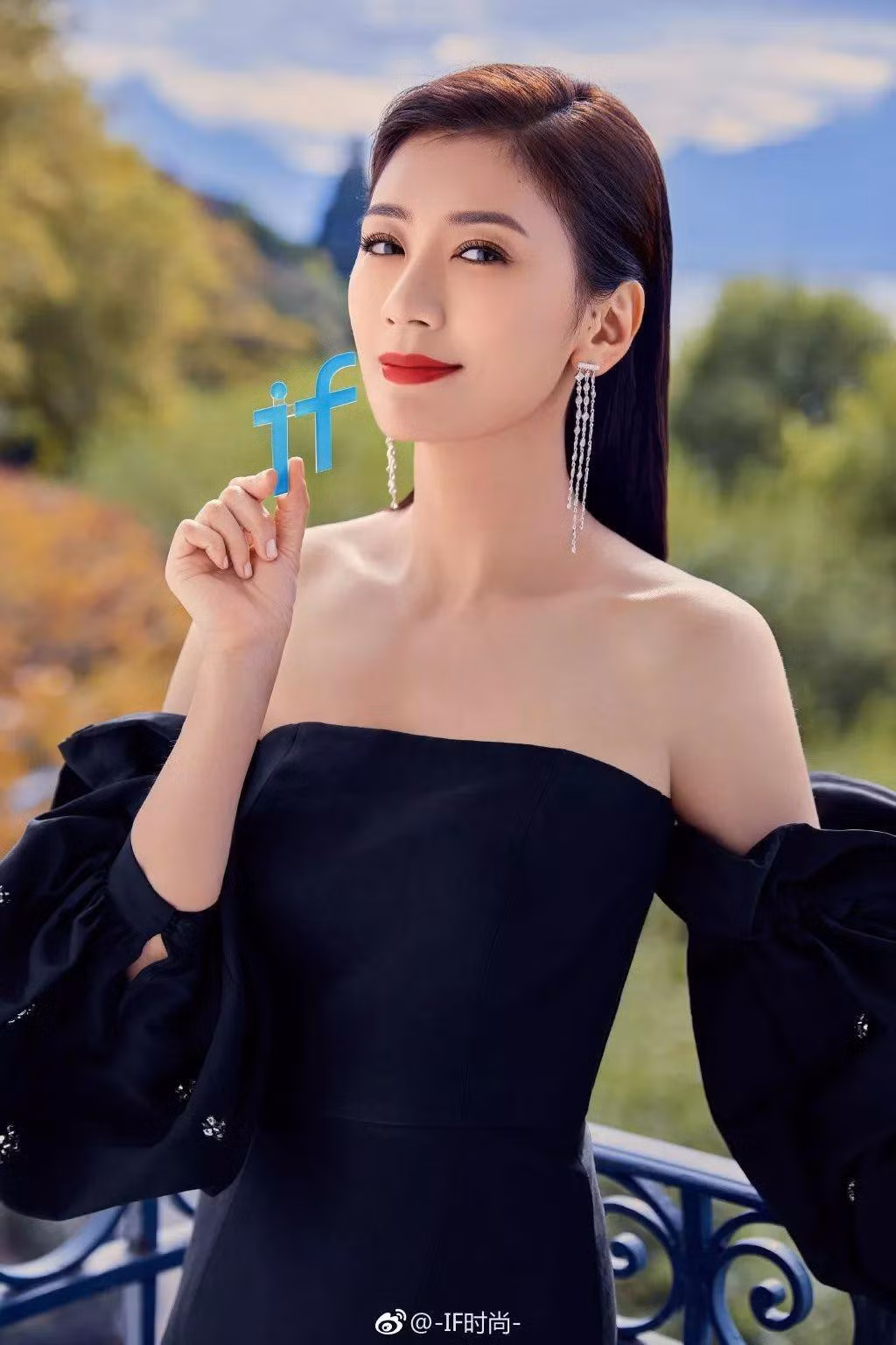 Đối với Giả Tịnh Văn, vẻ đẹp trẻ trung dường như có thể đạt được một cách rất tự nhiên và dễ dàng.