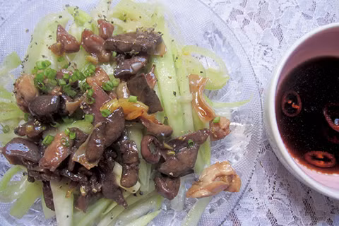 Phổ biến hơn nữa là cúm núm xào bầu. Thịt chim đem xào cho săn lại, chín mềm rồi mới cho bầu vào xào tiếp, nêm vừa ăn cho ra đĩa, rắc thêm ít hành lá xắt nhuyễn và tiêu xay. Thịt cúm núm kết hợp với hương vị của bầu tạo nên một món ăn bình dân mà ngon miệng lạ lùng. Ảnh: Internet. 