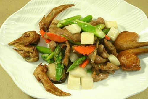 Người miền Tây còn có vô số món ngon được chế biến từ cúm núm như cúm núm khìa nước dừa, cúm núm quay lu, cúm núm chiên… Muốn khìa nước dừa, đầu bếp đem cúm núm ướp nguyên con với các loại gia vị rồi cho lên bếp, phi tỏi thơm rồi thả chim vào khìa.