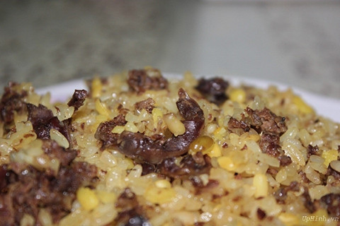 Cúm núm khìa chấm nước mắm chanh ớt, ăn với lá cách, lá lụa, cát lồi, đọt sộp… Có người còn xé thịt cúm núm khìa trộn vào xôi (hoặc cơm nếp) thành món điểm tâm mà bất cứ ai ăn rồi đều muốn được thưởng thức lần nữa.