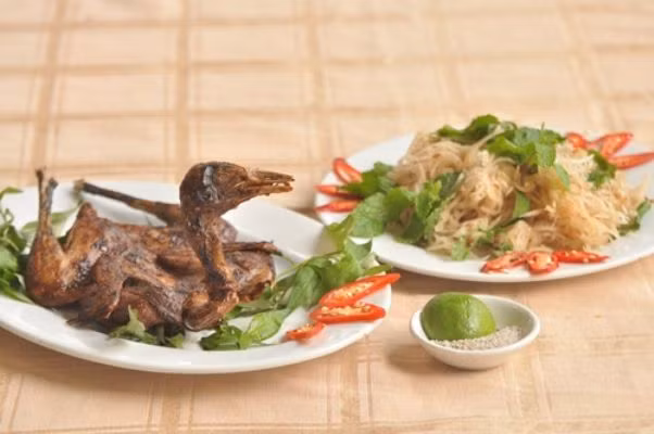 Món ăn phổ biến hơn cả phải kể tới cúm núm nướng. Khi nướng chín trên bếp than, mùi thơm do mỡ từ thịt tứa ra đầy hấp dẫn, tạo nên món ăn khó có thể chối từ.