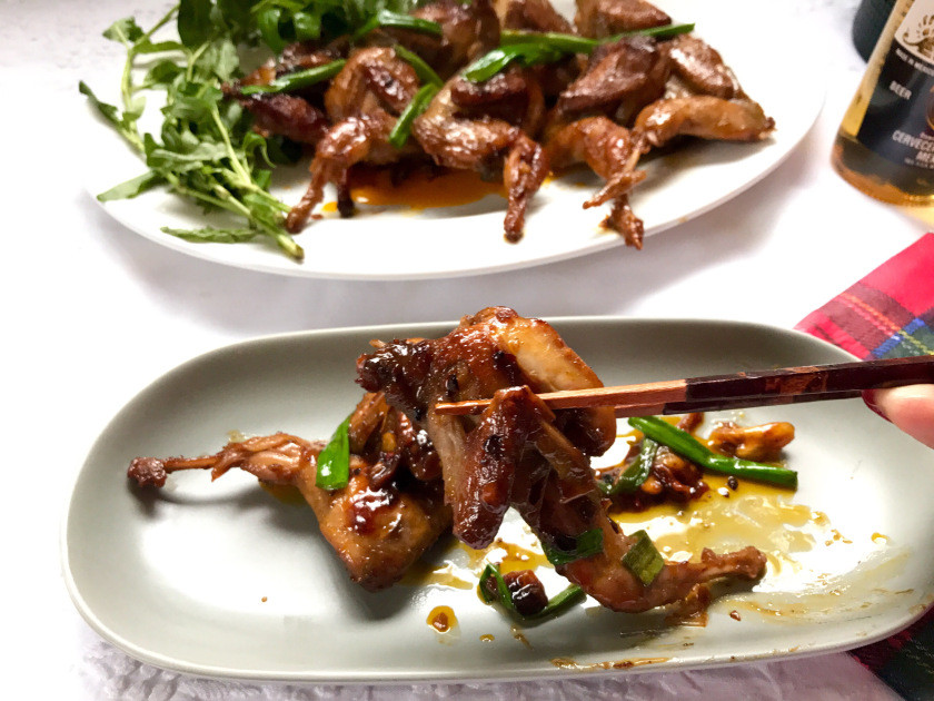 Cúm núm nướng xé ra ăn kèm với các loại rau rừng, khế chua, chuối chát và chấm với muối hột kèm mấy trái ớt hiểm. Cách ăn này giữ nguyên được chất ngọt thơm của loài chim đồng nội.