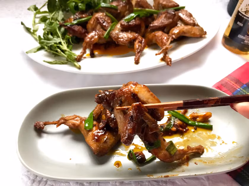 Cúm núm nướng xé ra ăn kèm với các loại rau rừng, khế chua, chuối chát và chấm với muối hột kèm mấy trái ớt hiểm. Cách ăn này giữ nguyên được chất ngọt thơm của loài chim đồng nội.