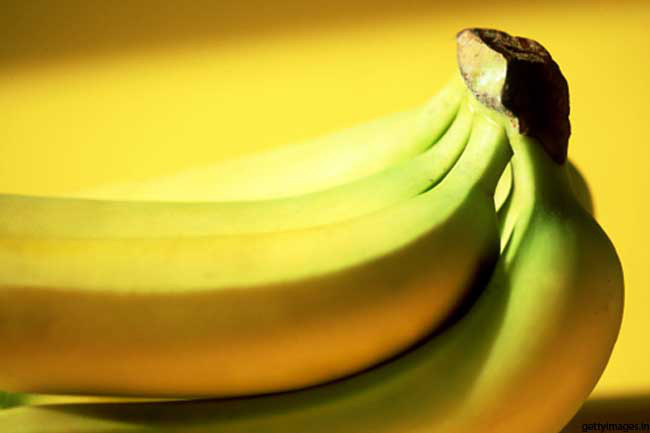 Chuối: Chuối giúp trung hòa lượng axit do dịch dạ dày tiết ra. Bạn có thể trực tiếp ăn chuối hoặc uống sữa chuối lắc. Đây chính là bài thuốc tại nhà dễ tìm nhất. Chuối giúp giảm tính axit của dịch dạ dày, ngừa viêm, củng cố thành dạ dày và bảo vệ hệ tiêu hóa.