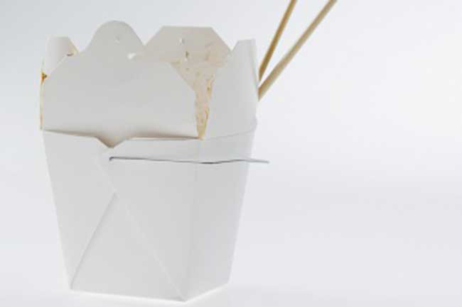 Vật chứa bằng kim loại: Các vật chứa thức ăn làm từ kim loại, dù thành phần rất nhỏ, cũng không nên bỏ vào lò vi sóng vì chúng có thể gây cháy.