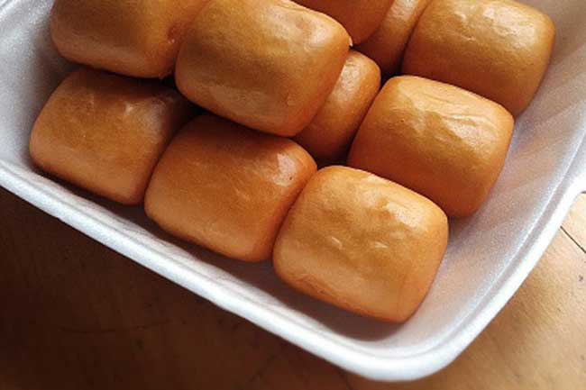 Vật chứa bằng xốp: Giống như nhựa, những chất hóa học độc hại trong xốp có thể ngấm vào thức ăn khi hâm nóng. Thay vào đó, hãy sử dụng vật chứa thủy tinh. 