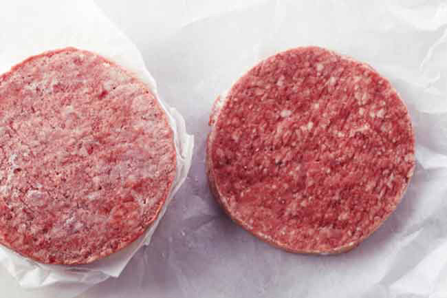 Thịt: Khi bạn bỏ thịt vào lò vi sóng để rã đông, lớp thịt mỏng bên ngoài mềm ra, nhưng phần thịt ở giữa vẫn đông lạnh. Sự phân bố nhiệt không đều cho phép vi khuẩn phát triển.