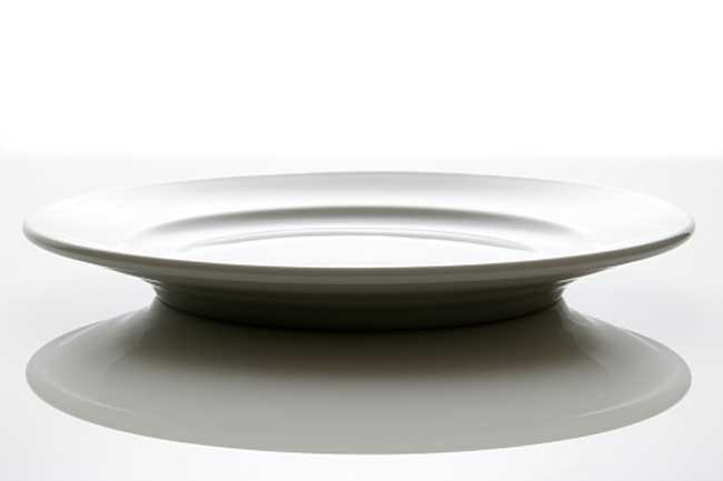 Một số loại đĩa: Một số loại đĩa tinh xảo làm từ sứ xương hoặc kim loại cần tránh xa lò vi sóng.