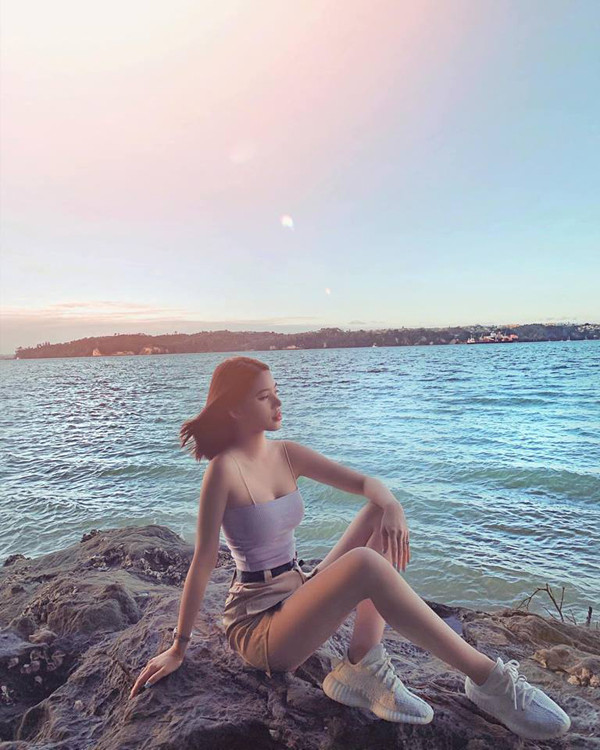 Jolie Nguyễn khoe chân dài và eo thon sau Tết với trang phục "mát mẻ". Chân váy ngắn, kiểu áo hai dây ôm sát hình thể càng khiến người đẹp trở nên sexy hơn.