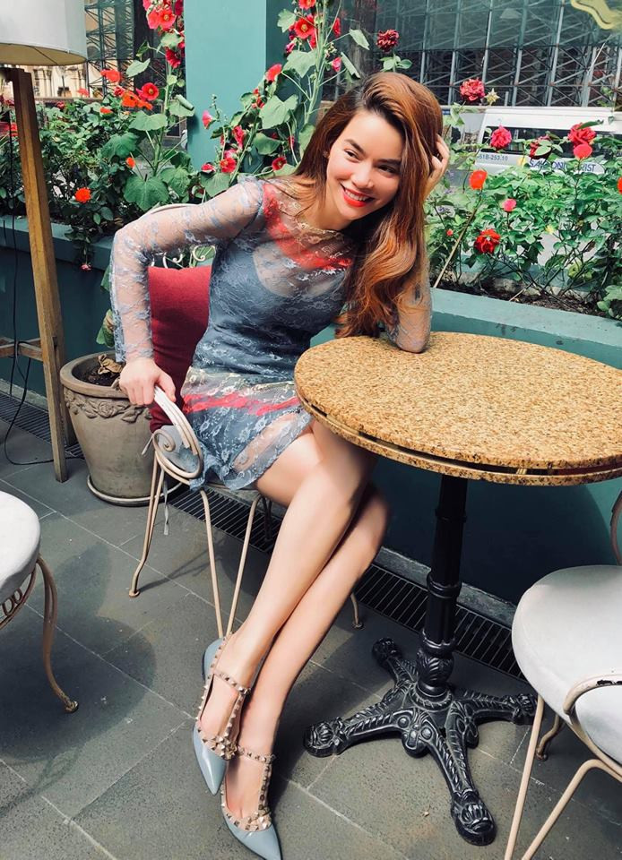 Hà Hồ khoe vóc dáng nuột nà với đầm ren thời thượng.