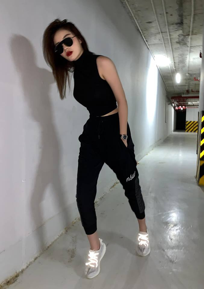 Hoa hậu Kỳ Duyên diện đồ thể thao khoe vòng hai phẳng lì.