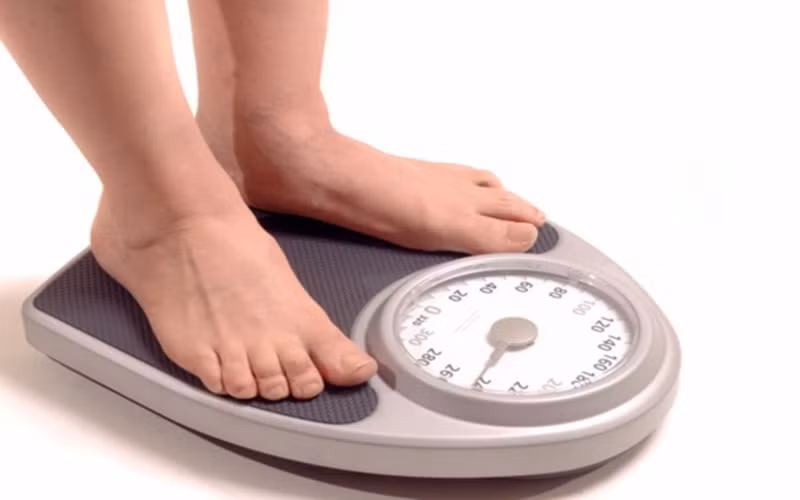 Kiểm soát cân nặng: Thừa cân, béo phì hay thiếu cân đều là một trong nhiều yếu tố ảnh hưởng đến nồng độ testosterone. Vì vậy, điều cần làm là giữ cho trọng lượng cơ thể ở mức hợp lý, khỏe mạnh.