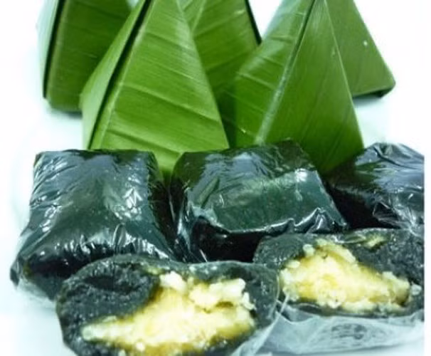 Bánh ít lá gai: Nguyên liệu chủ yếu là lá gai, đậu xanh, lá chuối. Bánh ít dùng trước hết để thờ cúng tiên tổ trong những ngày lễ tết, huý kỵ. Ảnh: Internet.