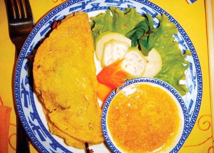 Bánh khoái Quảng Trị được làm từ bột gạo, có chỗ cho thêm nấm rơm, hải sản, tuy nhiên, phổ biến nhất thì chỉ đơn giản với nhân tôm thịt giá đậu mà thôi. Bánh khoái nhỏ nhắn bằng bàn tay, vừa ăn, vỏ bánh dày và giòn rụm.