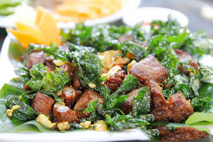 Thịt trâu lá trơng: Đến thăm đảo Cồn Cỏ, bạn có thể thưởng thức món ngon độc đáo là thịt trâu lá trơng. Thịt trâu thì ở vùng nào cũng có nhưng món ăn này đặc biệt ở chỗ là được ăn kèm với lá trơng, một loại lá mọc ở rừng núi Quảng Trị giúp các món trâu có vị cay nồng và thơm hơn rất nhiều.