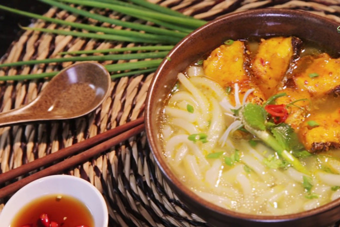 Cháo vạt giường (cháo bột cá lóc): Gọi là cháo nhưng món ăn lại lỏng như hủ tiếu và phở vậy. Cháo vạt giường được làm từ bột gạo và cá lóc, có vị béo ngọt của cá, cay cay của tiêu ớt, đăng đắng của lòng và có mùi thơm của hành.