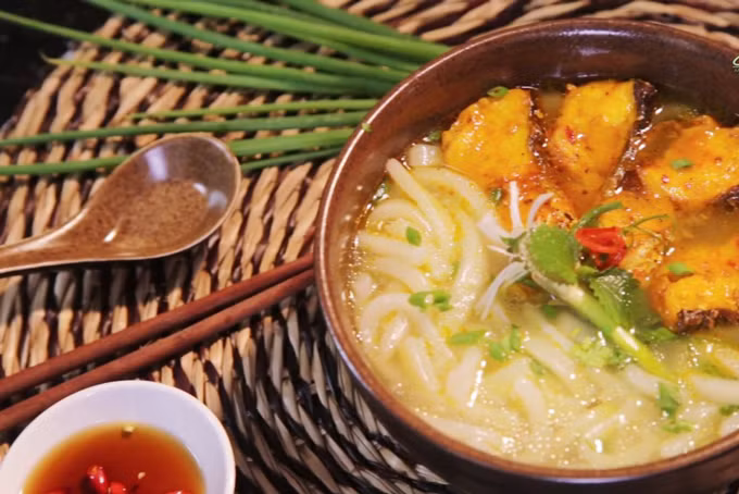 Cháo vạt giường (cháo bột cá lóc): Gọi là cháo nhưng món ăn lại lỏng như hủ tiếu và phở vậy. Cháo vạt giường được làm từ bột gạo và cá lóc, có vị béo ngọt của cá, cay cay của tiêu ớt, đăng đắng của lòng và có mùi thơm của hành.