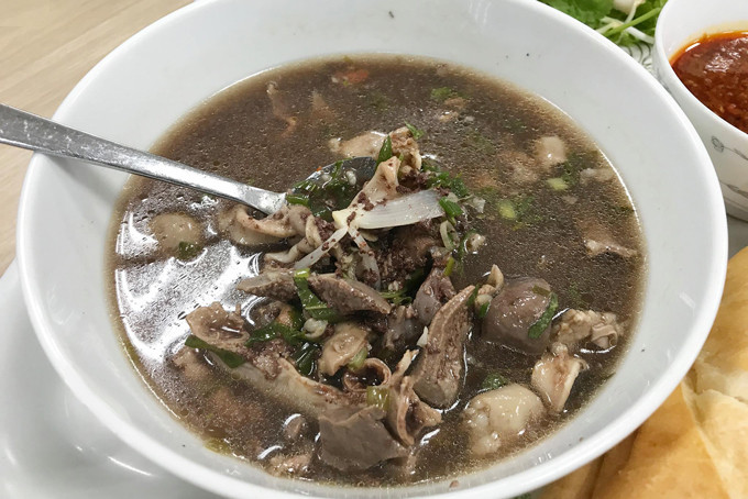 Lòng sả Quảng Trị: Nếu bạn chưa biết ăn sáng ở đảo Cồn Cỏ ăn gì thì món lòng sả rất phù hợp. Được biết đến là món ăn mang vị nắng và gió của miền Tây, món lòng sả Quảng Trị có hương vị cay nồng xé lưỡi. Món ăn này còn rất tốt cho những người mệt, say xe, bị cảm.