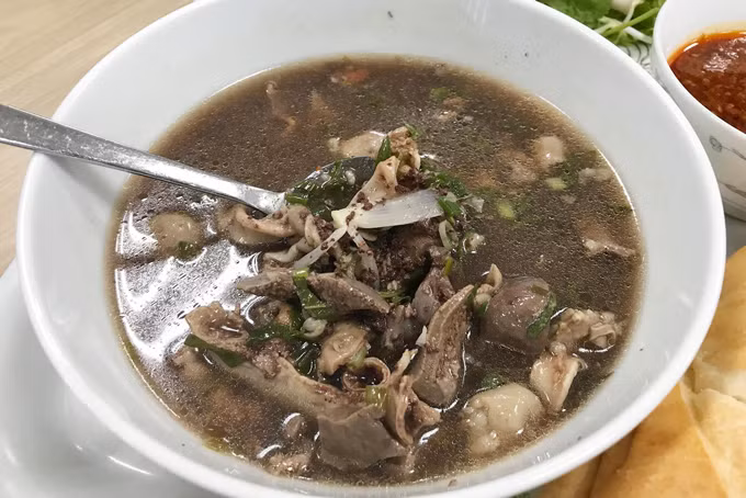 Lòng sả Quảng Trị: Nếu bạn chưa biết ăn sáng ở đảo Cồn Cỏ ăn gì thì món lòng sả rất phù hợp. Được biết đến là món ăn mang vị nắng và gió của miền Tây, món lòng sả Quảng Trị có hương vị cay nồng xé lưỡi. Món ăn này còn rất tốt cho những người mệt, say xe, bị cảm.