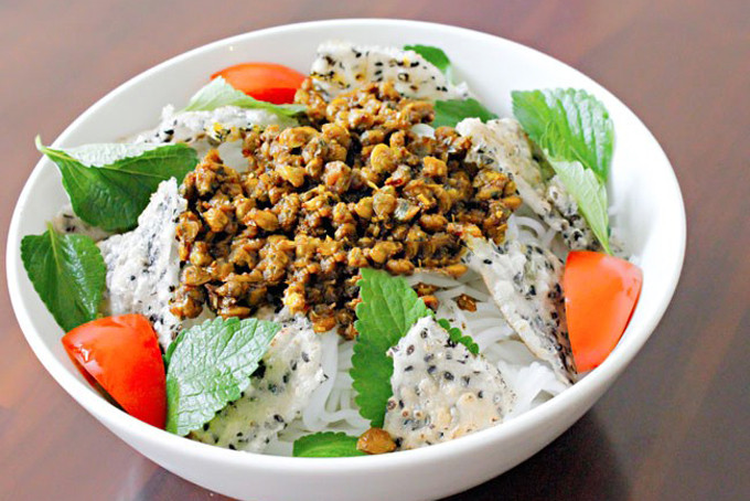 Bún hến Mai Xá là đặc sản Quảng Trị có nguồn gốc từ làng Mai Xá, huyện Gio Linh, Quảng Trị. Gọi là Bún Hến nhưng thực chất món ăn Quảng Trị này lại được làm từ con chắt chắt đấy. Con chắt chắt nhìn bên ngoài thì giống con hến nhưng lại sẫm màu và ngọt hơn.