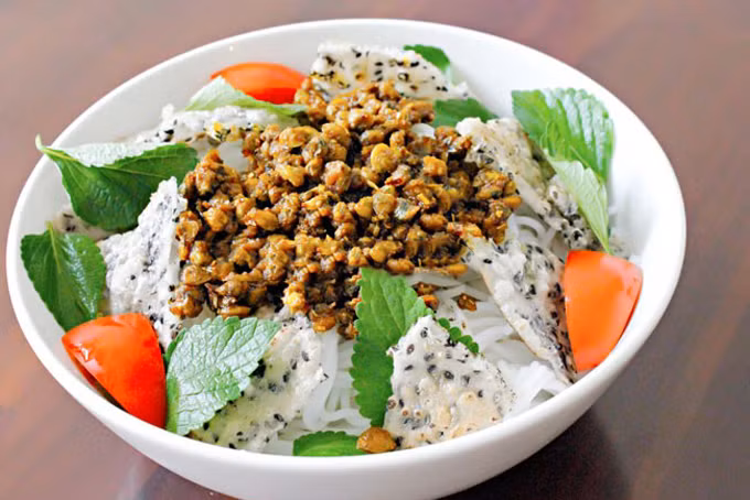 Bún hến Mai Xá là đặc sản Quảng Trị có nguồn gốc từ làng Mai Xá, huyện Gio Linh, Quảng Trị. Gọi là Bún Hến nhưng thực chất món ăn Quảng Trị này lại được làm từ con chắt chắt đấy. Con chắt chắt nhìn bên ngoài thì giống con hến nhưng lại sẫm màu và ngọt hơn.