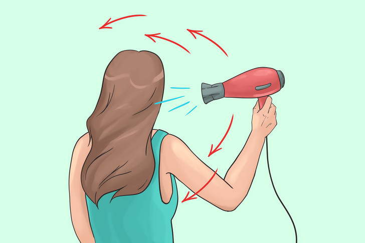 Giữ máy sấy ở nguyên vị trí: Khi sấy, bạn cần di chuyển máy sấy liên tục để làm khô tóc đều. Nếu giữ nguyên một vị trí, da đầu sẽ bị bỏng, tóc cũng không phồng lên như ý. Ảnh: BS. 